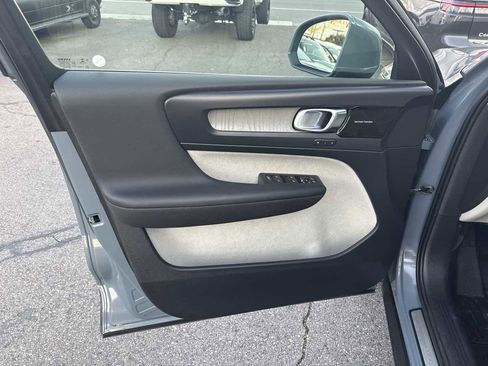 Used 2020 Volvo XC40 T5 Inscription w/ Protection Package Premier image 12