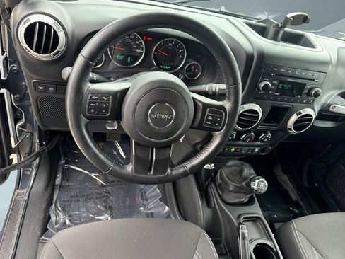 Used 2017 Jeep Wrangler Rubicon w/ Dual Top Group AWD/4WD image 27
