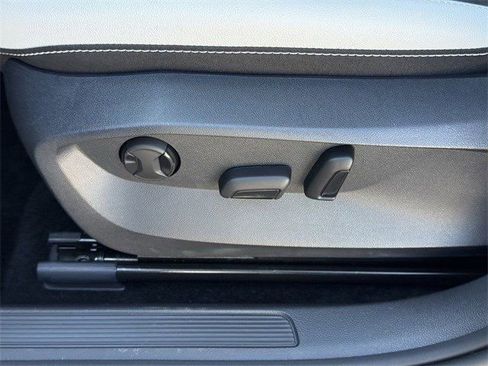 Used 2025 Volkswagen Taos SE image 23