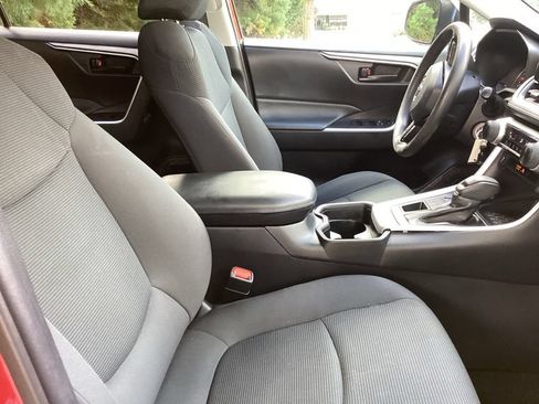 Used 2021 Toyota RAV4 LE AWD/4WD image 3