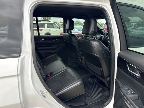 Used 2023 Jeep Grand Cherokee Altitude AWD/4WD image 20