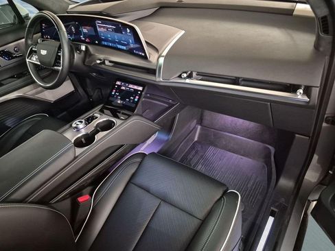 Certified 2026 Cadillac Vistiq Premium Luxury w/ LPO, Floor Liner Package AWD/4WD image 9