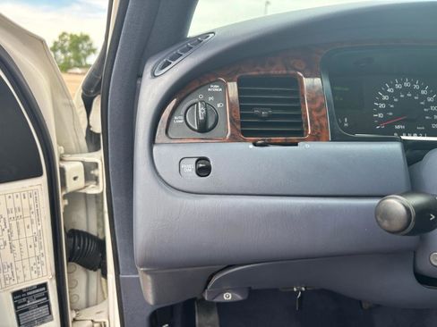 Used 1999 Lincoln Town Car Executive RWD image 15