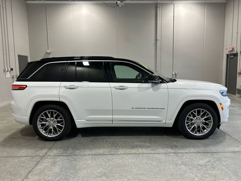 Used 2024 Jeep Grand Cherokee Summit image 5