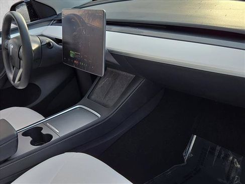 Used 2024 Tesla Model Y 2WD image 23
