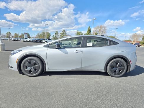 Used 2026 Toyota Prius Plug-In Hybrid FWD image 32
