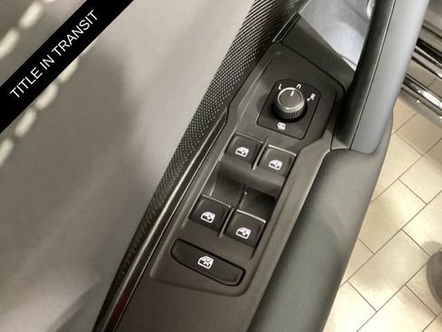 Used 2025 Volkswagen Tiguan SE w/ Panoramic Sunroof Package AWD/4WD image 18