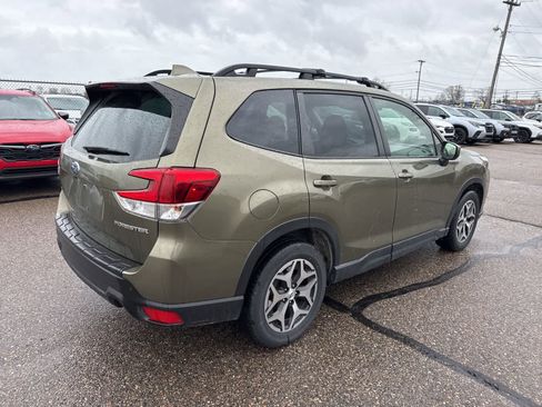 Used 2023 Subaru Forester Premium image 3