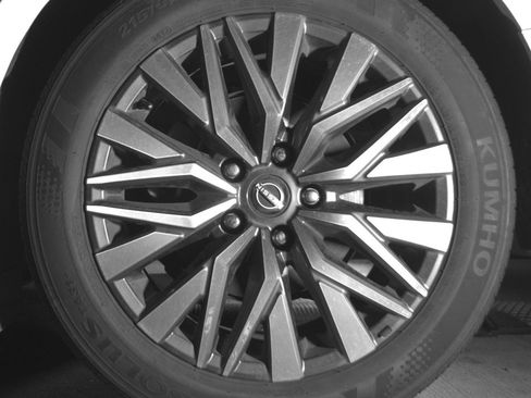 Used 2025 Nissan Altima 2.5 SV FWD image 14
