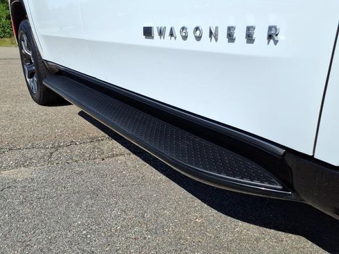 Used 2024 Jeep Wagoneer L Series III w/ Flexible Seating Group AWD/4WD image 10