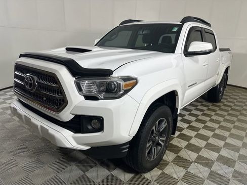 Used 2016 Toyota Tacoma TRD Sport image 2