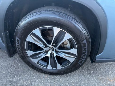 Used 2022 Toyota Highlander XLE image 4