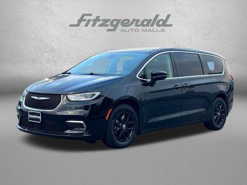 Used 2024 Chrysler Pacifica Touring-L FWD image 2