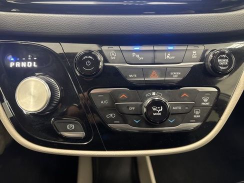 Used 2023 Chrysler Pacifica Touring-L FWD image 17
