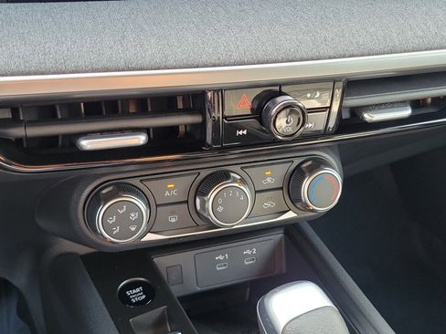 Certified 2025 Nissan Kicks SV image 17