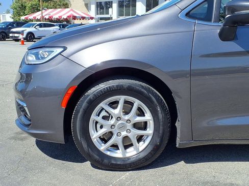 Used 2023 Chrysler Pacifica Touring-L FWD image 16