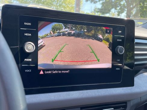 Used 2025 Volkswagen Jetta SE FWD image 16