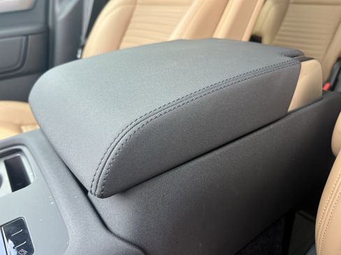 Used 2025 Land Rover Discovery Dynamic SE AWD/4WD image 28