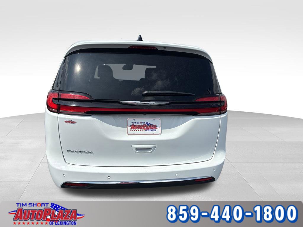 Used 2025 Chrysler Pacifica Select FWD image 4
