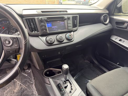 Used 2018 Toyota RAV4 LE FWD image 15