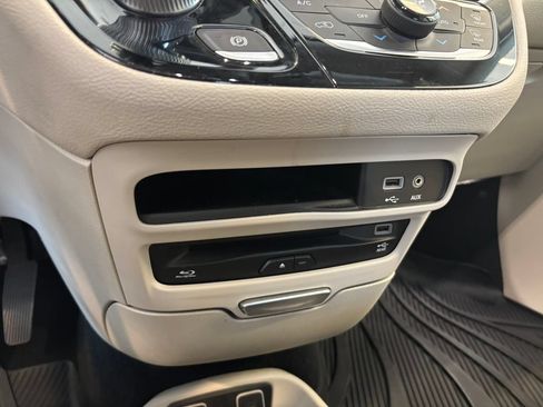 Used 2017 Chrysler Pacifica Limited FWD image 22