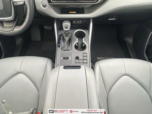 Used 2025 Toyota Highlander XLE image 9