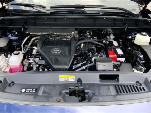 Used 2024 Toyota Highlander XLE FWD image 31