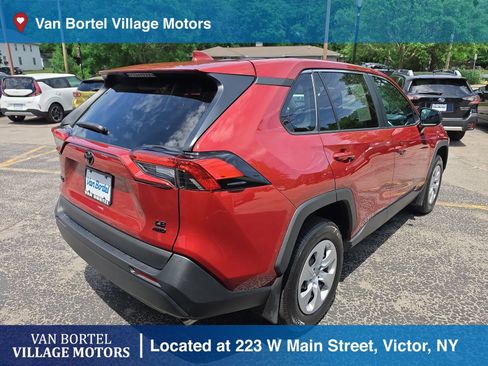 Used 2024 Toyota RAV4 LE AWD/4WD image 5