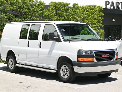 Used 2022 GMC Savana 2500 w/ Driver Convenience Package RWD image 3