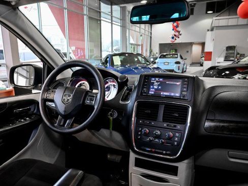 Used 2019 Dodge Grand Caravan SE w/ UConnect Hands-Free Group image 27