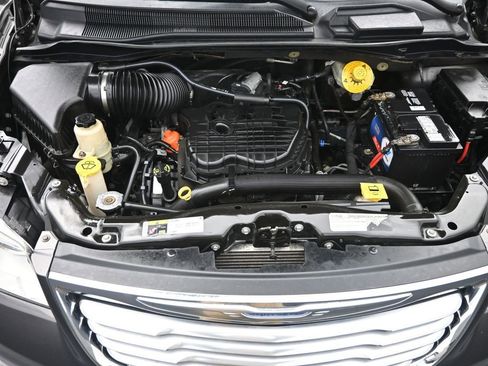 Used 2015 Chrysler Town & Country Limited image 22