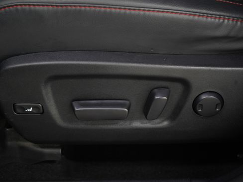 Used 2019 Toyota Highlander SE image 28