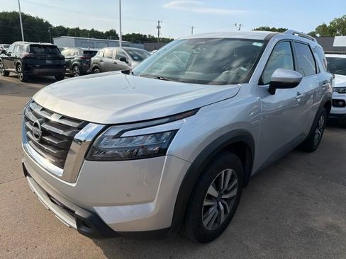 Used 2025 Nissan Pathfinder SL AWD/4WD image 2