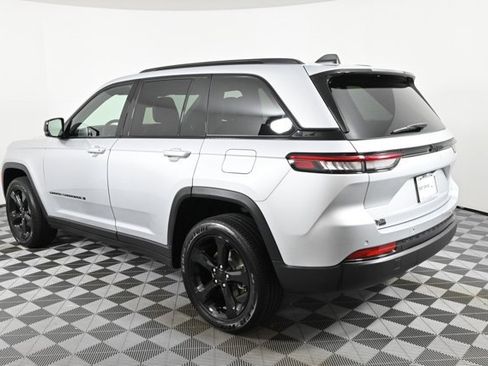 Used 2024 Jeep Grand Cherokee Altitude image 6