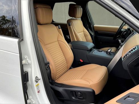 Used 2024 Land Rover Discovery Metropolitan Edition image 29