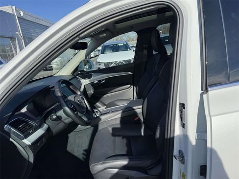 Certified 2025 Volvo XC90 B5 Core image 13