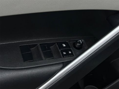 Used 2023 Toyota Corolla Cross L image 16