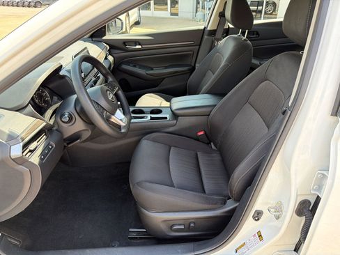 Used 2025 Nissan Altima 2.5 SV FWD image 18