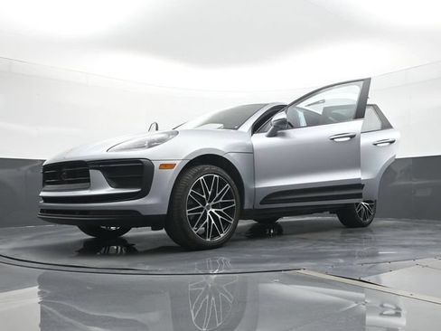 Certified 2025 Porsche Macan AWD/4WD image 29
