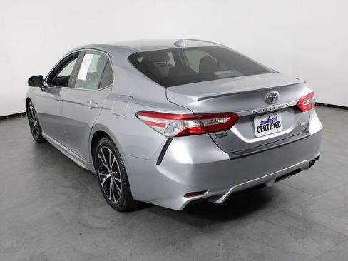 Used 2020 Toyota Camry SE image 3