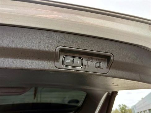 Used 2022 Ford Explorer XLT w/ Equipment Group 202A image 16