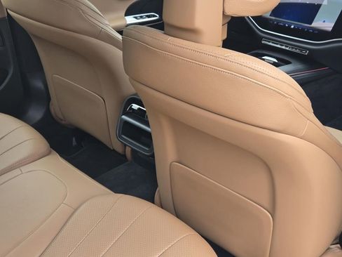 Used 2025 Mercedes-Benz E 350 Sedan image 29