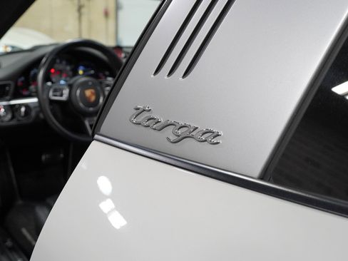 Used 2018 Porsche 911 image 13