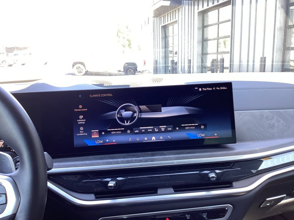 Used 2024 BMW X7 xDrive40i w/ M Sport Package AWD/4WD image 17