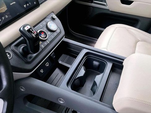 Used 2023 Land Rover Defender 110 SE image 17