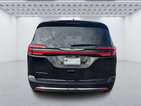 New 2025 Chrysler Pacifica Select image 4