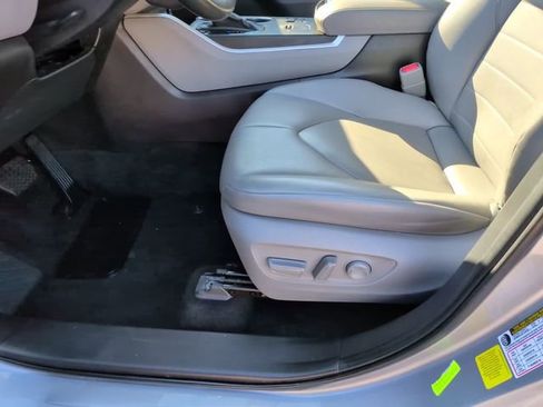 Used 2024 Toyota Highlander XLE FWD image 16