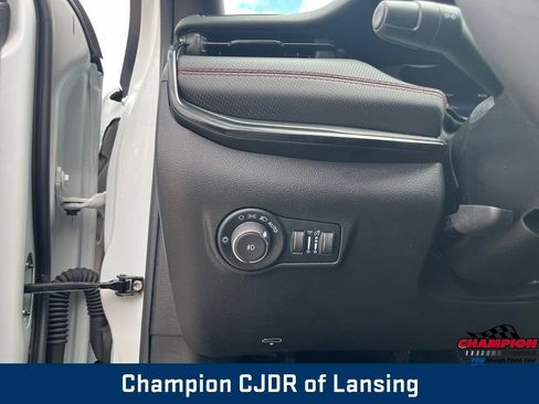 Used 2025 Jeep Compass Trailhawk AWD/4WD image 24