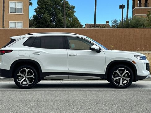 Certified 2026 Volkswagen Tiguan SE w/ Panoramic Sunroof Package AWD/4WD image 3