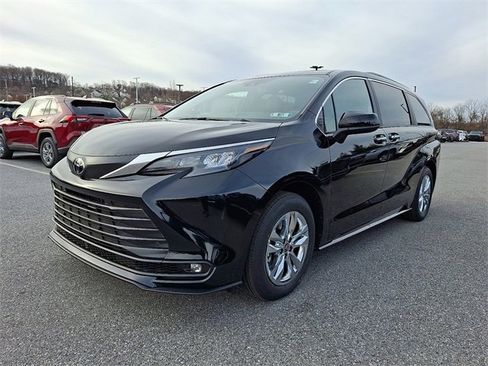New 2026 Toyota Sienna XLE image 2